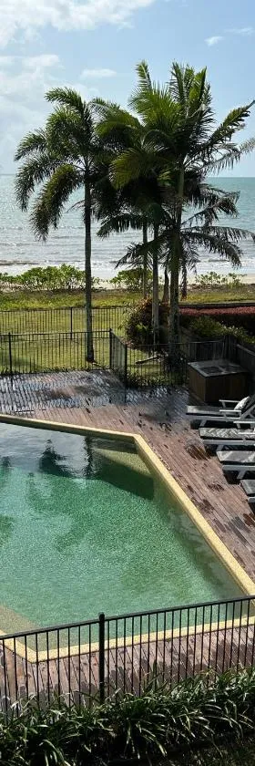 ABSOLUTE BEACHFRONT BLISS - NEWELL BEACH - 10 Metres to the Ocean，位于Newell Beach的酒店