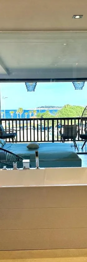 Appartement neuf climatisé - vue mer Saint-Tropez - 50m plage et port - piscine，位于加桑的酒店