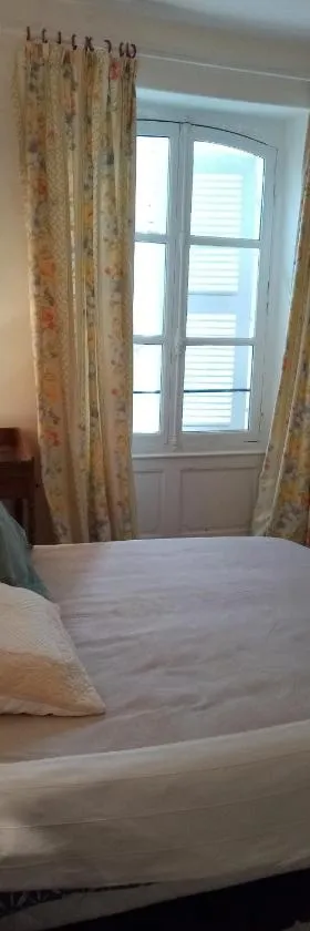 Maison en plein cœur de ville à Montmorillon，位于蒙莫里永的酒店