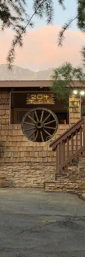Tillie Creek Retreat: a Creekside Oasis，位于Wofford Heights的酒店