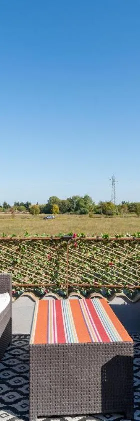 Appart Aux portes de la Camargue，位于Manduel的酒店