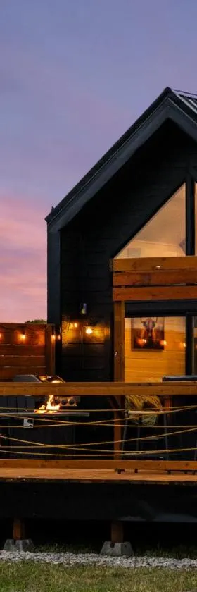 Modern Tiny Cabin, with Hot tub in Choteau MT，位于Choteau的酒店