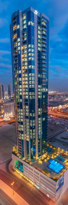 S Plaza Suites Hotel，位于Seef的酒店