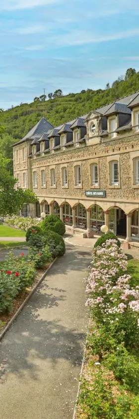 LOGIS HOTEL L'HÔTEL DES BAINS - Salles-la-Source，位于Salles-la-Source的酒店