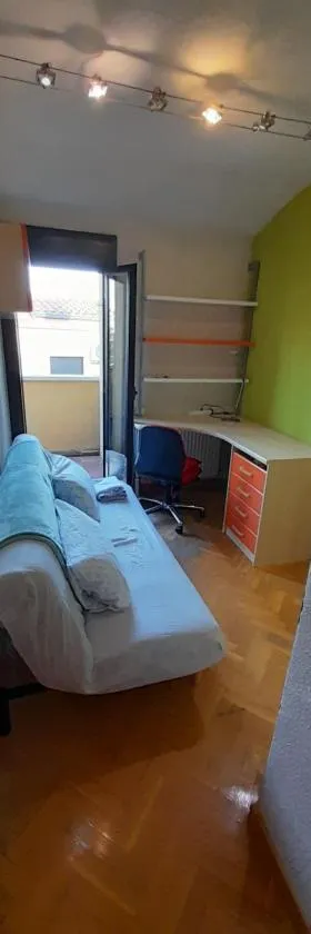 Habitación independiente en casa compartida，位于平托的酒店