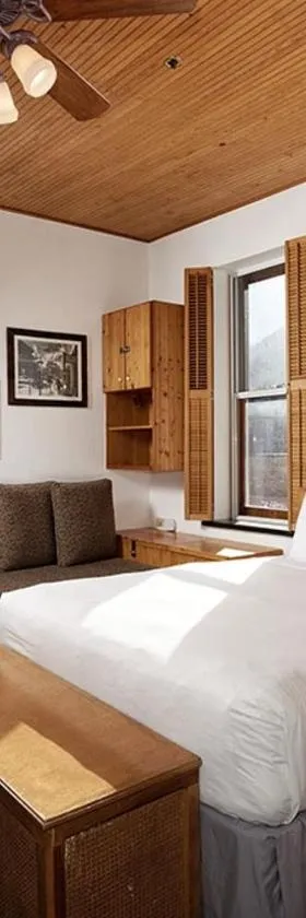 Independence Square 311, Best Location! Hotel Room with Rooftop Hot Tub in Aspen，位于阿斯潘的酒店