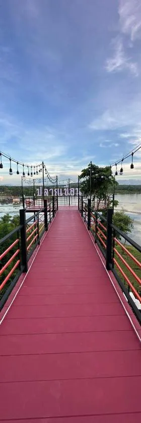 ปลายเขื่อนแคมป์ปิ้ง บ้านเรือนไทย，位于Sirindhorn的酒店