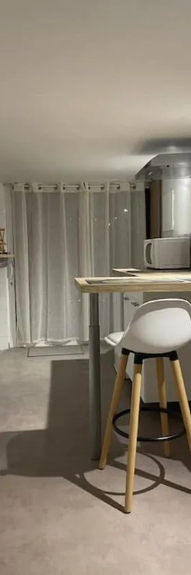 Appartement T1 renové，位于Gigean的酒店