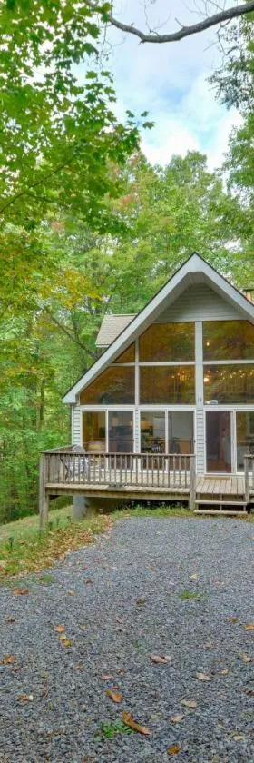 Serene Fancy Gap Cabin Retreat in Private Setting!，位于Fancy Gap的酒店