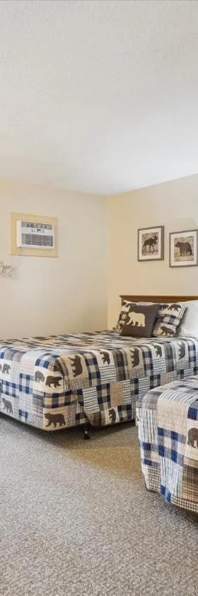 Cedarbrook Hotel Room w/2 doubles 101，位于基灵顿的酒店