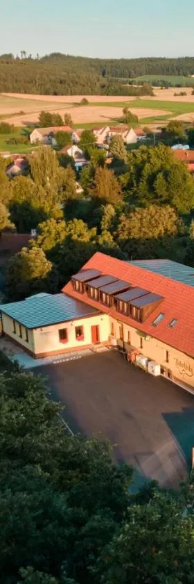 Penzion a restaurace Zlatovláska u zámku Červená Lhota，位于Jižná的酒店