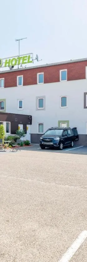 B&B HOTEL Lyon Saint-Bonnet Mi-Plaine，位于圣博内德米尔的酒店