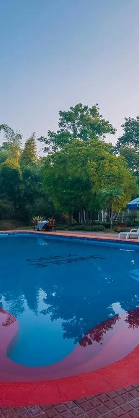 Jungle King Resort，位于坎哈的酒店