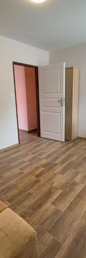 Apartament 4 osobowy obok Szpitala Brzeziny 2 pokoje Prywatna łazienka i kuchnia 32m2，位于Brzeziny的酒店