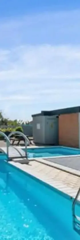 Lejlighed/rækkehus med adgang til pool.，位于Vipperød的酒店