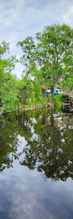 Astor River House with 2 private boat slips，位于Astor的酒店
