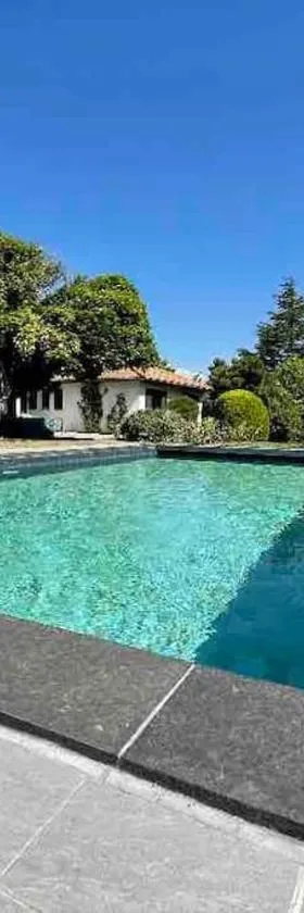 Logements chaleureux dans Maison avec piscine à 35 min de LYON，位于Alix的酒店