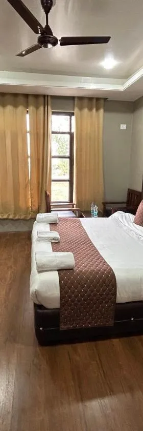 Fair Mount, Airport Road, Humhama Srinagar，位于斯利那加的酒店