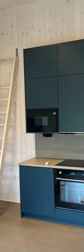 Mysigt attefallshus med närhet till stad och hav，位于维斯特拉弗伦达的酒店