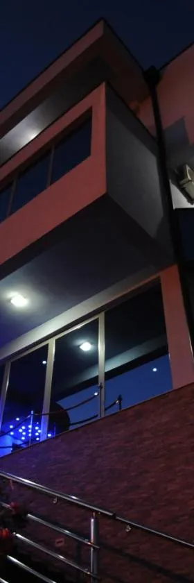 黄金酒店，位于普列夫利亚的酒店