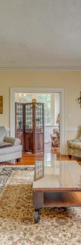 Family Laurinburg Home with Private Yard and BBQ，位于劳林堡的酒店