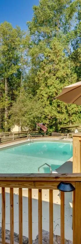 Pet-Friendly Hickory Vacation Rental with Fire Pit!，位于希科里的酒店