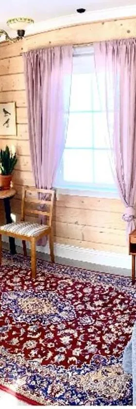 Scenic small guesthouse on horse farm by the lake，位于弗罗索的酒店
