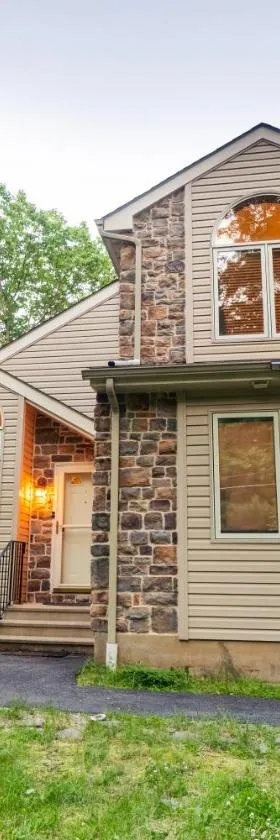 Harmony Hill Stylish 4bd Mountain Retreat, Hot Tub, Games，位于布什基尔的酒店