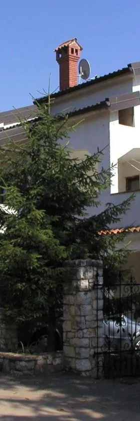 Apartments with parking spaces Karigador, Novigrad - 2534，位于卡里高多的酒店
