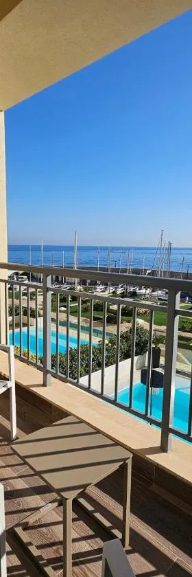 Stunning Seafront Portomaso Apartment，位于帕切维拉的酒店