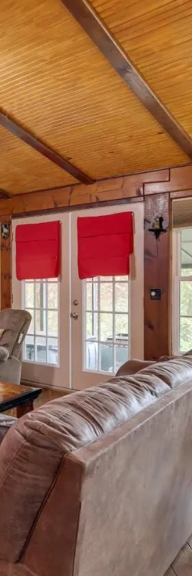 Mountaintop Ellijay Cabin with Private Hot Tub，位于埃利杰的酒店