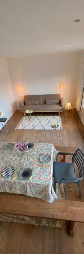 La maison bleue vacance et jardin, la mer à 550 m，位于布兰维尔苏米尔的酒店