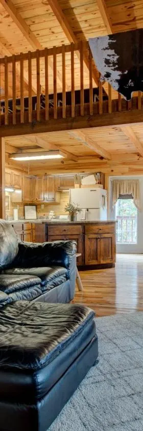 The Willow, Secluded and Cozy country cabin，位于Ravenna的酒店