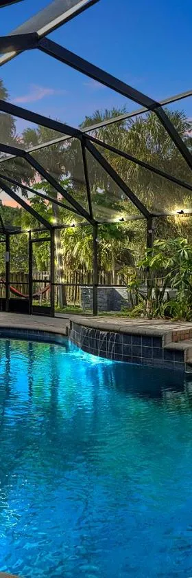 Poolside Cocoa Oasis w/ Tiki Bar!，位于Frontenac的酒店