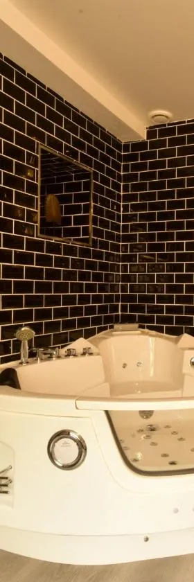 Appartement jacuzzi Gold&Night，位于阿夫尔和伊通韦尔讷伊的酒店