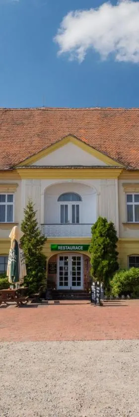 俱乐部酒店 ，位于Vranovská Ves的酒店