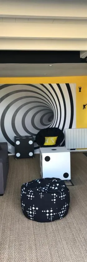 Au 29 logement cocon avec jacuzzi privatif，位于Longèves的酒店