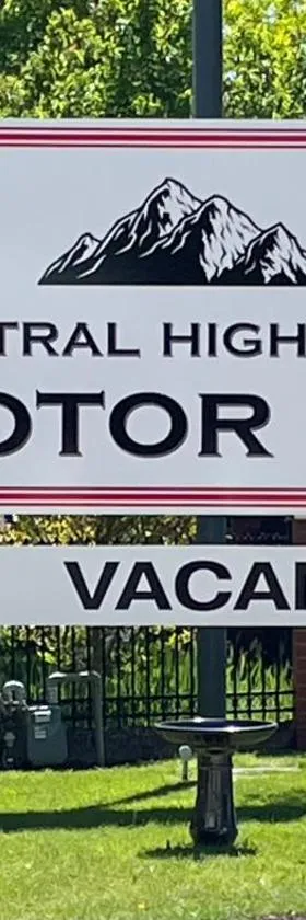 Central Highlands Motor Inn，位于凯恩顿的酒店