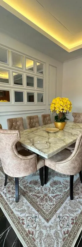 Rania Riverview Guesthouse #BestGuesthouseInTown #SpaciousLivingRoom #ModernClassicConcept #LuxuryDiningset #freeWifi #Netflix #FullyAircond #CozyPrayerSpace，位于Kuala Berang的酒店
