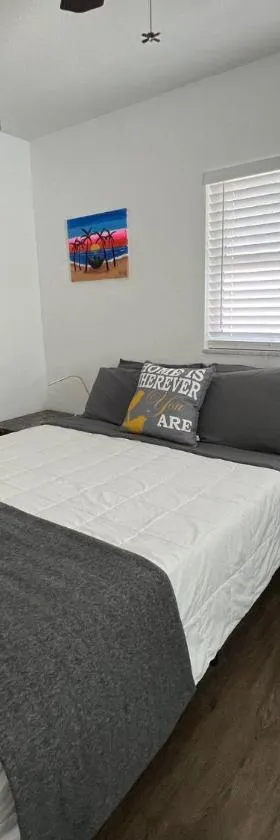 Cozy private studio w/own yard - 3mi from Beach，位于Seminole的酒店