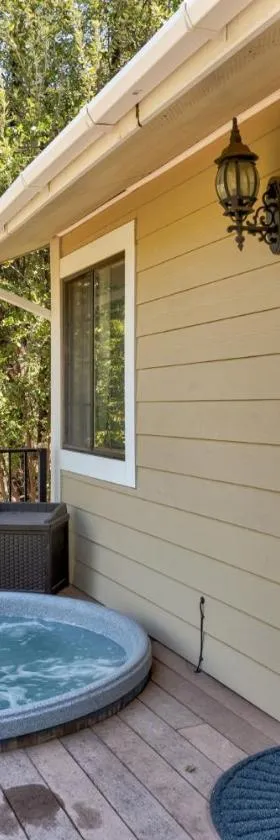 Cedar Ridge Hot Tub BBQ Sleeps 8，位于奥克赫斯特的酒店