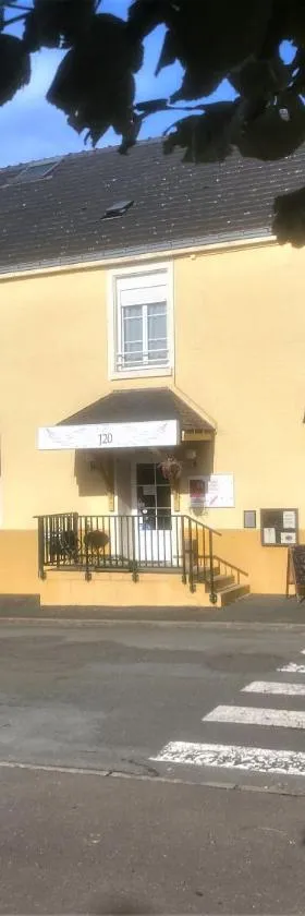 Le 120 - Groupe Logis Hotels - Ex Auberge la Terrasse，位于La Châtaigneraie的酒店