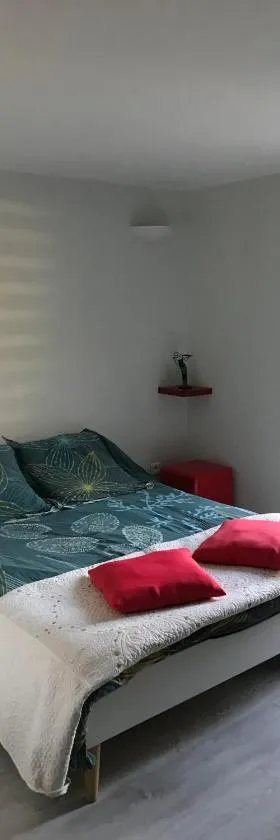 Chambre indépendante privée avec salle de bain，位于La Chapelle-dʼAngillon的酒店