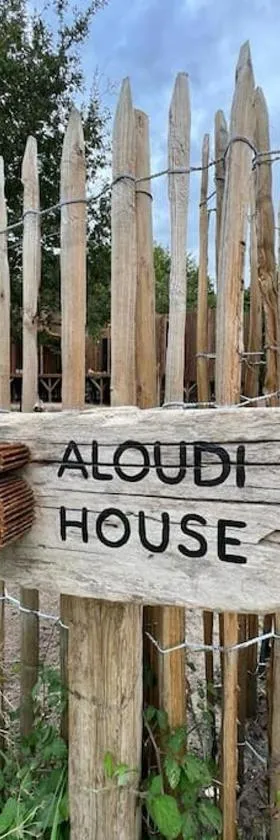 Domaine construction bois sur pilotis dans une chênaie proche océan，位于Talais的酒店