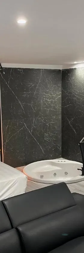 H. Pelayo Autocheck-In Suites con Jacuzzi，位于诺哈的酒店