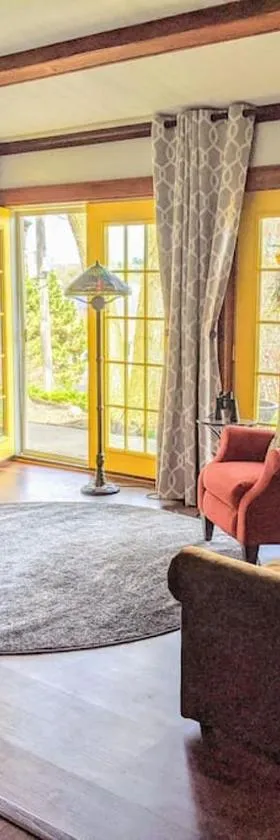 Cottage on the Mississippi Venue and dog friendly，位于Le Claire的酒店