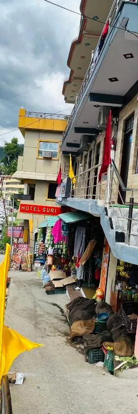 GIRISH ALAY HOME STAY，位于Rudraprayāg的酒店