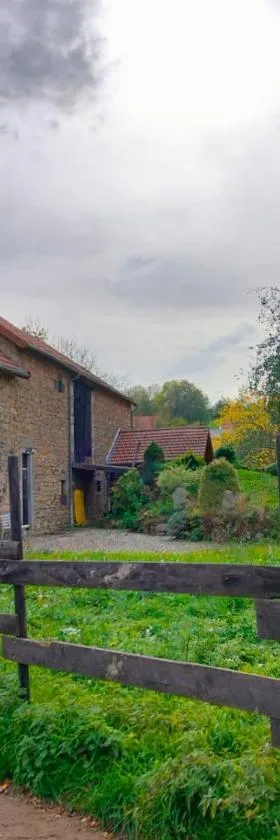 Gîte Au gré du vent - 12 personnes - Calme, nature et confort，位于La Goutelle的酒店