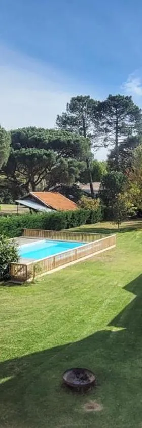 Charmante Maison dans Les Landes x 10 avec piscine et salle d escalade，位于Lue的酒店