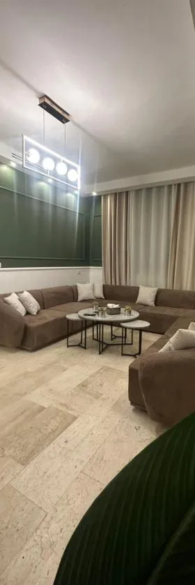 bedroom (3) apartment of 200 square meters with an outdoor terrace，位于Umm Uthainah的酒店